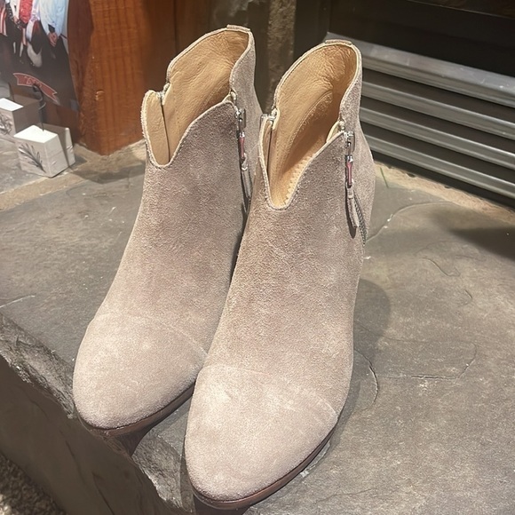 Rag & Bone Margot Heeled Bootie in Stone Waxy Suede in Size 39 - Picture 2 of 12